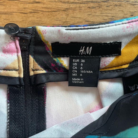 H&M Women's Colorful Abstract Printed Pleated Mini Skirt Size 6 - Picture 4 of 5